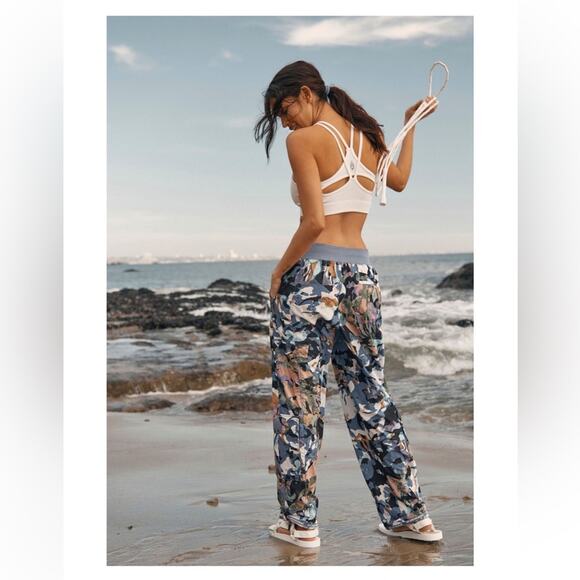 FREE PEOPLE Camo Print Lightweight Cargo Wide Leg Relaxed Fit Pants Size Small - Picture 2 of 8